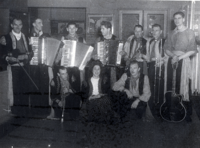 811806 Groepsportret van het bedrijfsorkest van de Carrosserie- en Constructiewerkplaatsen N.V. Jan Jongerius ...